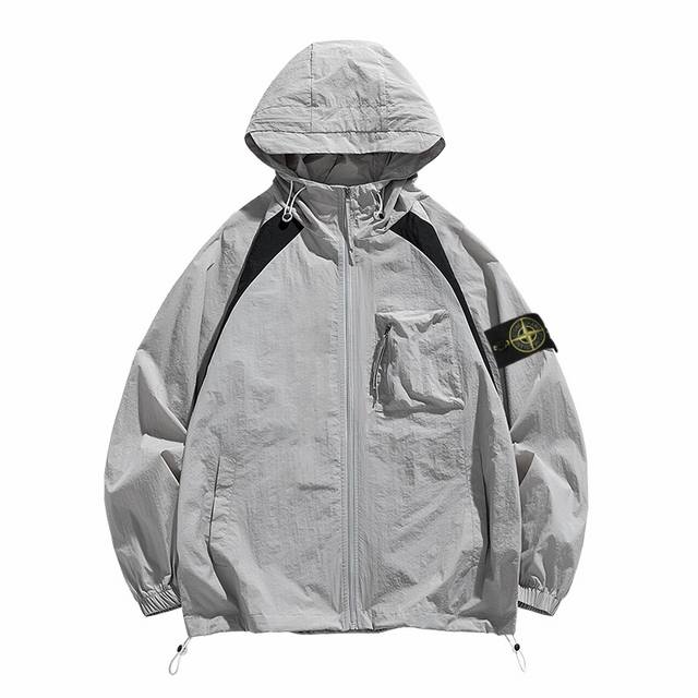 上新 Stone Island石头岛轻薄户外防晒皮肤衣外套 定制主标 辅料 水洗齐全 定制品牌徽章 纽扣全部开模制作 优选清凉透气轻质防晒面料 轻盈无感 防晒不