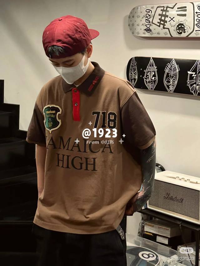 模特图 stussy X Denim Tears联名款Ss25贴片Logo图案休闲舒适短袖polo衫 男女皆可驾驭 标志性的贴片Logo设计 彰显独特潮流态度