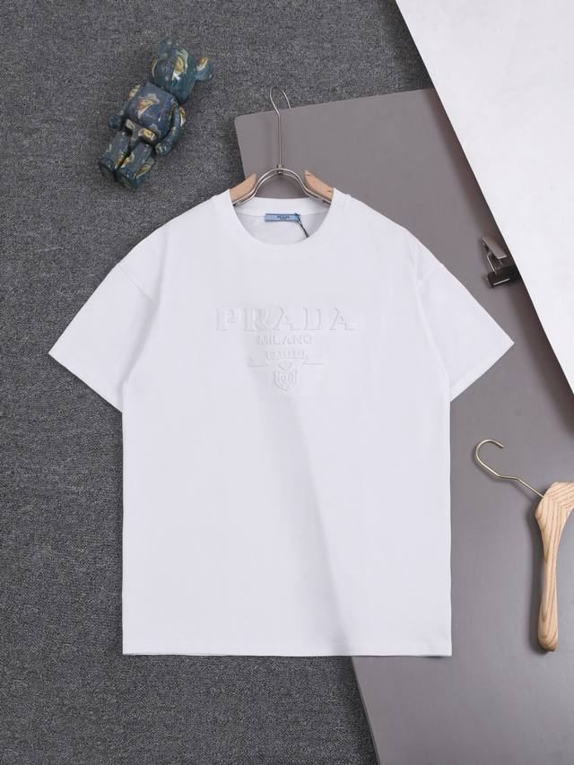 高品质 prada 普拉达3D暗纹压花立体浮雕T桖 25Ss春夏新品 官网同款 p家一直不仅注重外表还着重打造内涵 期许着要用服饰来打造的优雅风 固守本质 普拉