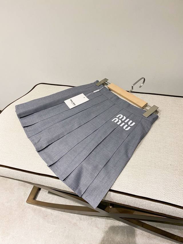 miumiu缪缪 百褶裙A字裙带内衬防走光半身裙 color: 灰色 Size: M-Xl m 腰围78 臀围96 裤长39 Cm l 腰围82 臀围100 裤