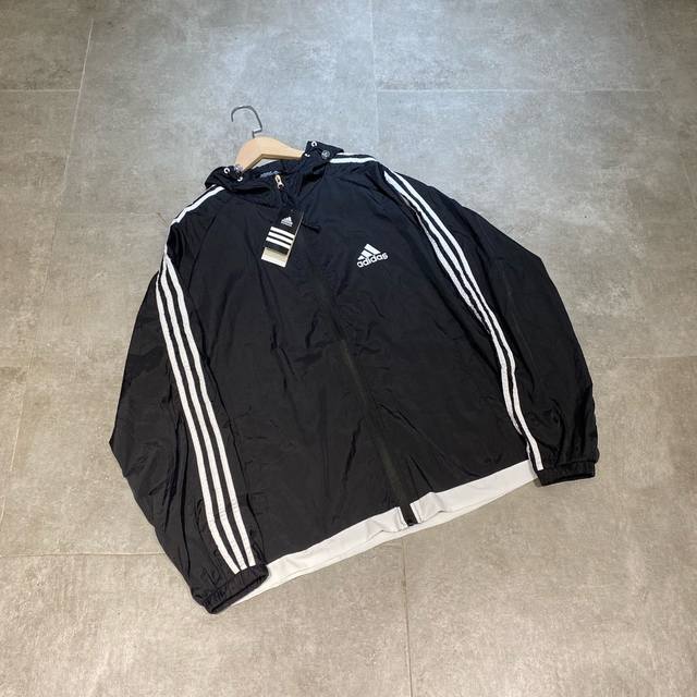 adidas阿迪达斯 防晒衣薄款皱感侧边三条杠冲锋衣连帽运动拉链抽绳机能落肩外套情侣款 color: 黑色 Size: M-Xl m 胸围112 衣长71 Cm