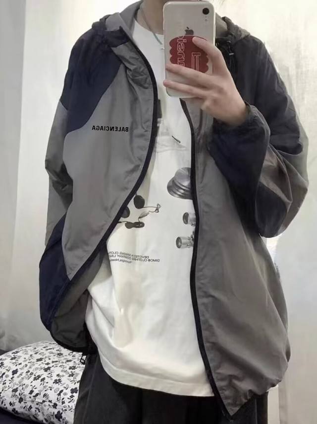 balenciaga巴黎世家 撞色防晒衣薄款拼接皱感冲锋衣连帽运动拉链抽绳机能外套情侣款 color: 灰蓝色 Size: M-Xl m 肩宽50 胸围114