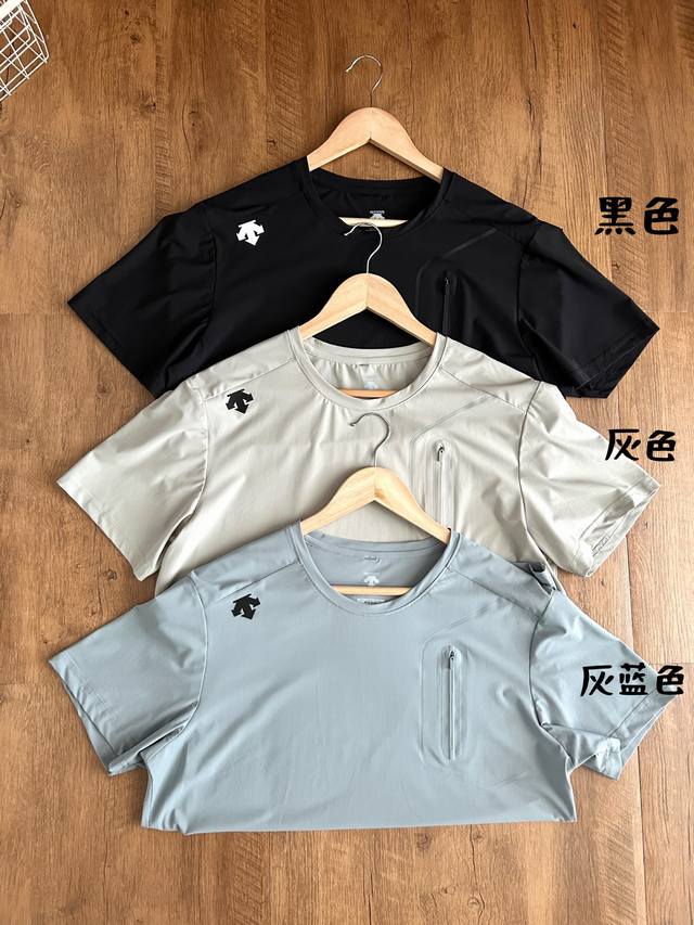 供 迪家25Ss夏季新款 这款男女同款的宽松短T 简直是穿搭界的宝藏 触感柔软爽滑 贴身穿超亲肤 透气吸湿 四季都能轻松驾驭~肩口独特的贴布压胶迪桑特图案 新颖