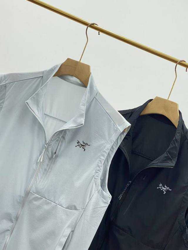 供 arcteryx 始祖鸟25S夏季新款立领轻薄冰丝防晒马甲背心 胸前大鸟Logo标志 客供锦纶面料 手感软糯无比 直接接触皮肤都没问题 这个真是帅翻了 效果