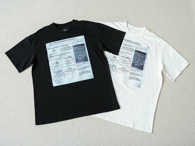 Mm6 Maison Margiela 马吉拉 Ss25 创意报纸印花休闲短袖 男女同款 - 颜色 黑色 白色 - 尺码 S M L Xl 尺码表 衣长 袖长