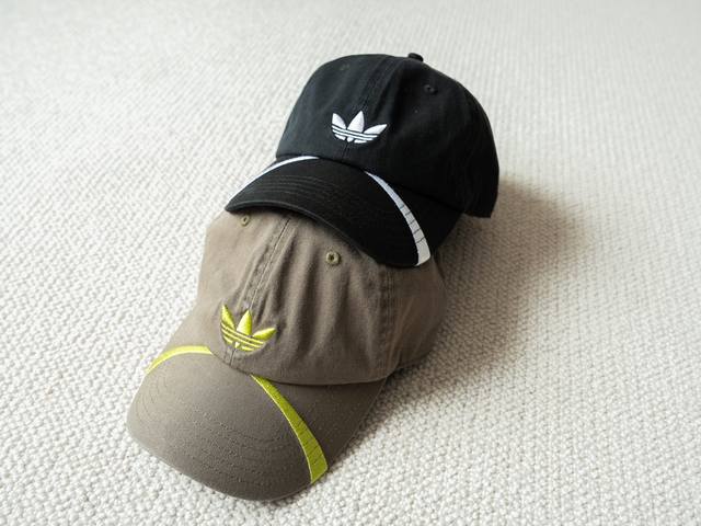 自留款 原厂品质 Adidas 三叶草- 巴黎世家风格 Logo拉花鸭舌帽 - 颜色 黑色 绿色 原版购入开发单品 所有细节一一还原 实拍无滤镜 水洗做旧工艺