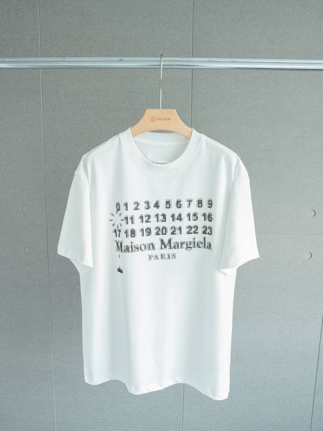 公司级Mm6 Maison Margiela 马吉拉 2025Ss 马赛克日历重构短袖T恤 男女同款 - 颜色 长态白 - 尺码 44 46 48 50 尺码表