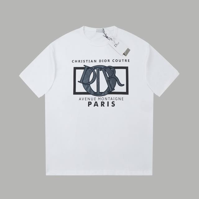 高品质 这款T恤饰以 Dior Charm 标志印花和刺绣 致敬 Dior 经典标识 采用白色棉质平纹针织面料精心制作 经典的罗纹圆领设计 休闲百搭 可与各式休