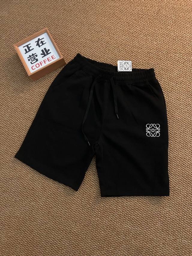 loewe 罗意威 夏季最新款基础黑色五分休闲短裤 采用重磅华棉面料 触感柔和 垂感强 穿着体验感好 4-5级水洗色牢度不易褪色 面料采用水洗印染工艺 水洗不褪