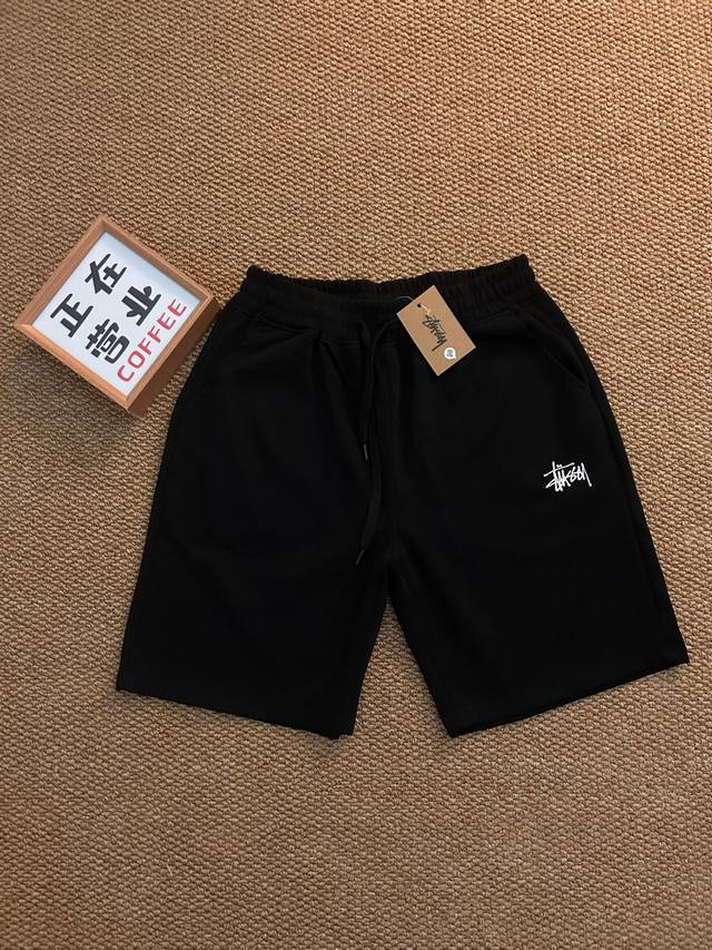 stussy 斯图西夏季最新款基础五分休闲短裤 采用重磅华棉面料 触感柔和 垂感强 穿着体验感好 4-5级水洗色牢度不易褪色 面料采用水洗印染工艺 水洗不褪色