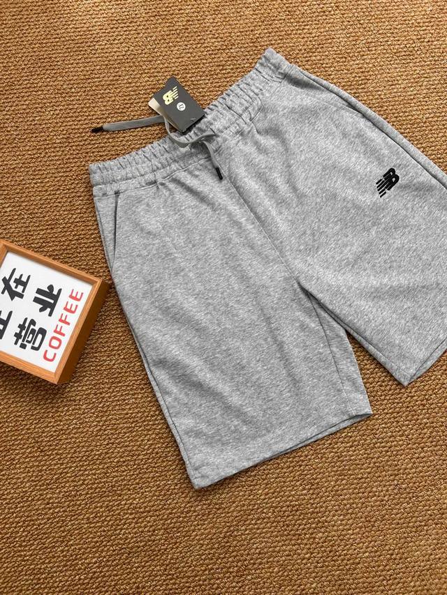 new Balance 新百伦 夏季最新款基础灰色五分休闲短裤 采用重磅华棉面料 触感柔和 垂感强 穿着体验感好 4-5级水洗色牢度不易褪色 面料采用水洗印染工