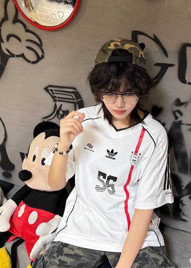 阿迪达斯Adidas 三叶草9号红线 户外运动球衣趣味印花短袖美式高街T夏季男女情侣款上衣 ~采用速干针织面料 不变形 不起球 ~完美版型 如模特所示 ~采用印