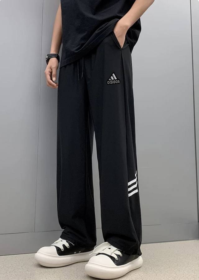 Adidas 阿迪达斯三条杠黑色条纹裤子男夏季冰丝四面弹薄款潮牌美式速干工装裤直筒宽松运动休闲长裤 ~可机洗速干四面弹面料 抗菌 可机洗 ~版型百搭 经典三条杠
