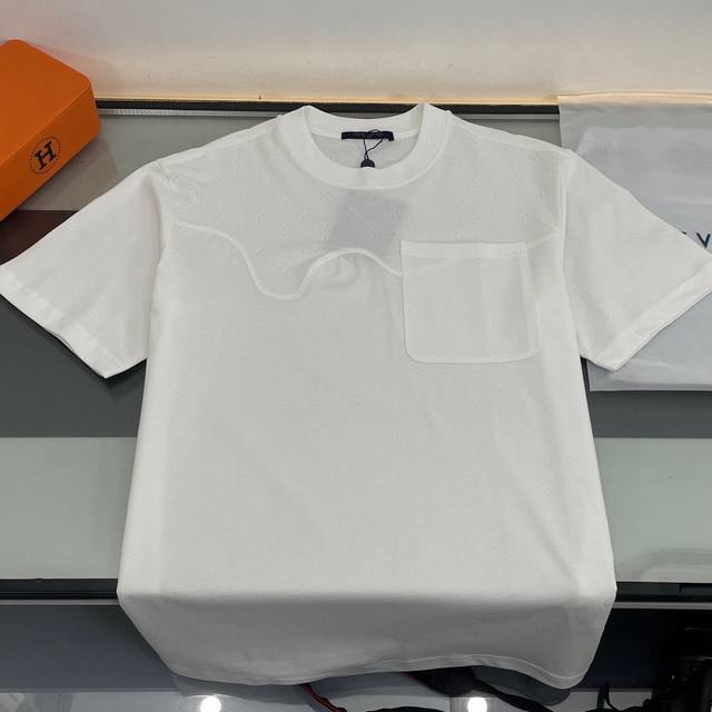 上新 纯原臻品 顶级原版复刻 lv 路易威登2025Ss新款Monogram压花工艺短袖T恤 原版面料高版本高品质 网红明星同款 细节品质永远的那么完美无瑕 创