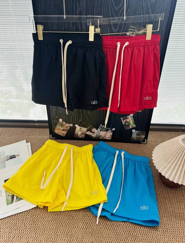 品名 Alo夏日限定速干抽绳运动短裤 尺码 S.M.L 颜色 黄色 红色 蓝色 黑色 被问爆的Ootd 潮酷与活力并存 谁能拒绝 Alo 这波彩色炸弹 红 黄