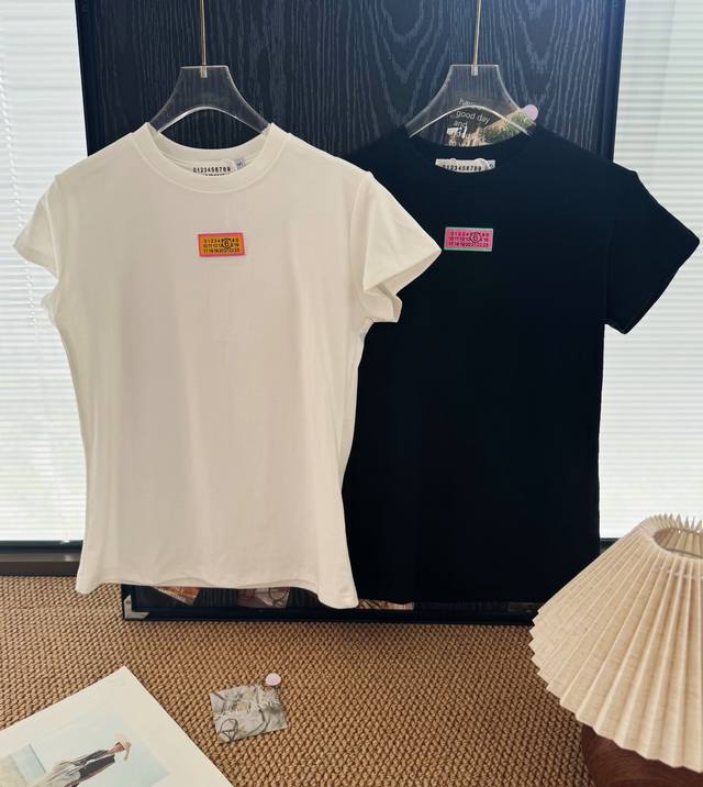 品名 Maison Margiel* 马吉拉彩色日历贴正肩短袖 尺码 S.M.L 颜色 白色 黑色 6时髦精标志性 永远臣服于小马家的质感 甜酷少女感 件件都绝