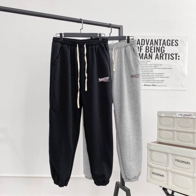 balenciaga巴黎世家经典可乐波浪印花基础款运动束脚裤潮品上新 版型超正的运动神裤 搭配经典的可乐波浪设计 使衣服整体简约而不失特点面料舒适亲肤 既提升运