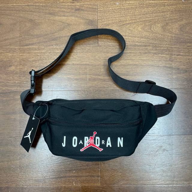air Jordan Aj乔丹飞人印花Logo运动腰包 多功能跑步斜挎包单肩包 帆布材质 肩带可调节 超大容量 装零钱手机化妆品等日常生活所需 超级百搭 潮人必