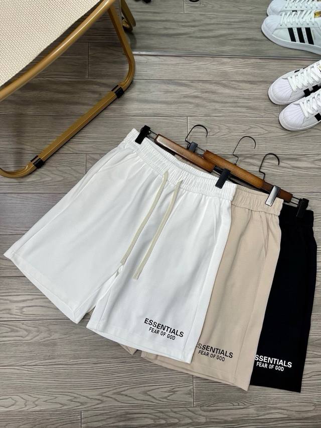 Fog复线字母短裤 fog Essentials Fear Of God 基础款字母休闲短裤五分裤 版型超正的百搭神裤 上身巨好看 搭配经典Logo印花设计 经