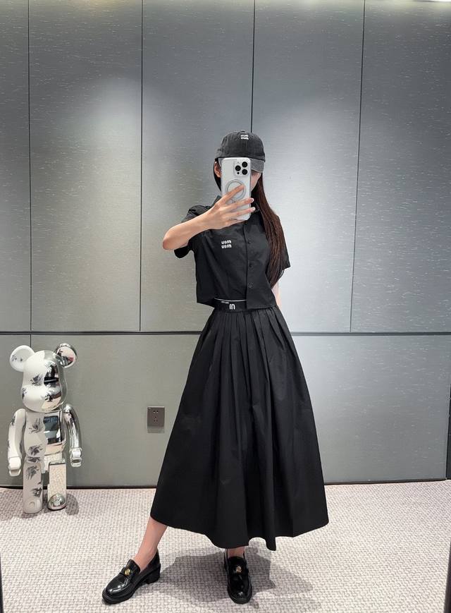 上新 miumiu 缪缪 25Ss新款套装手感无敌舒适 亲肤度也拉满 定制料 谁穿谁知道 满满的松弛和时尚 颜色 黑色 卡其 尺码 Sml s码推荐 80~10