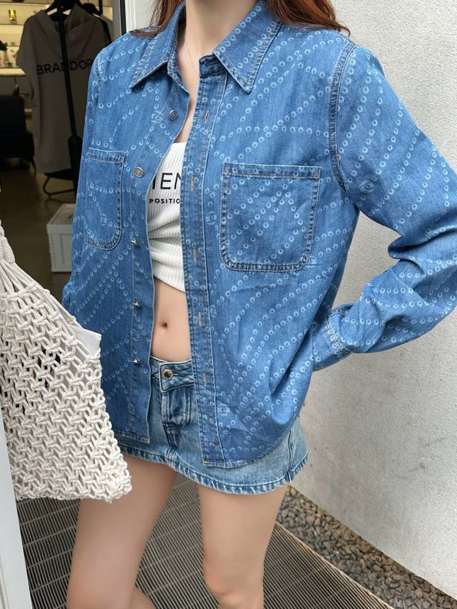 上新 chane* 小香 复古牛仔全系列珍珠衬衫外套 怀旧复古丹宁牛仔 环保酵素双次洗水 非常用心的一款 酵洗个性色调 上身又酷又飒爽 采用定制高品质斜纹棉质水
