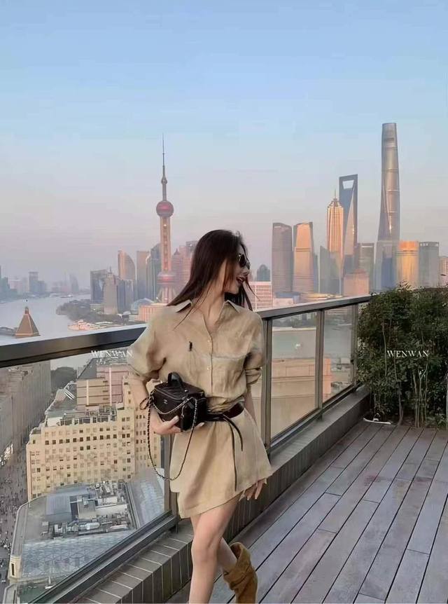 上新 rl 拉夫 老钱风亚麻衬衫连衣裙 级火的单品 怎么搭都好看 每一处都精雕细琢 做工超级精致 高端奢潮品 颜色 卡其 尺码 Sml见尾图