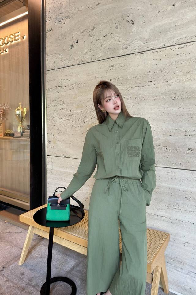 上新 loe* 罗意威 25春夏新款抽绳收衬衣 系列单品休闲裤经典Logo刺绣衬衫 超级百搭单品 精致小翻领 胸口镂空刺绣Logo图案点缀 松紧腰休闲阔腿裤 阔