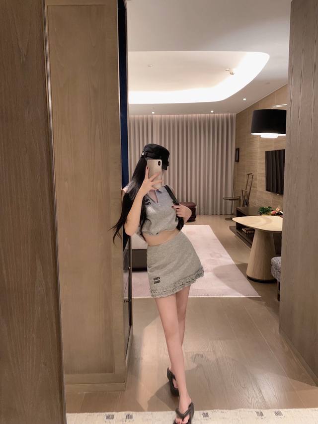 上新 miumi*减龄木耳边polo背心短裙套装 颜色 黑色 白色 灰色 尺码 Sml见尾图