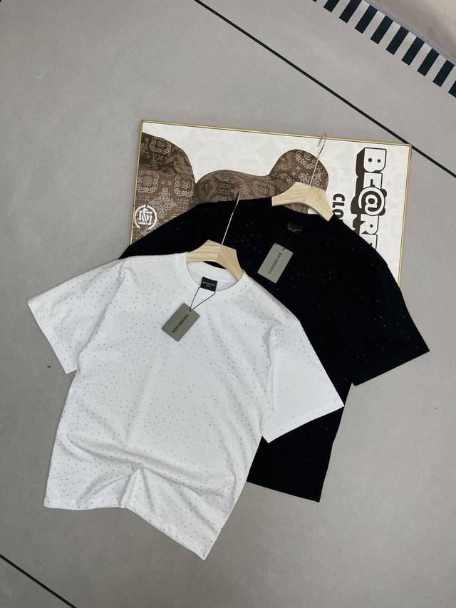 Balenciaga 巴黎世家 满天星 纯色休闲圆领套头短袖T恤 男女同款 顶级版本 原版260G双纱面料 预缩处理 亲肤舒适 垂坠有型 手工满钻设计 细节完美