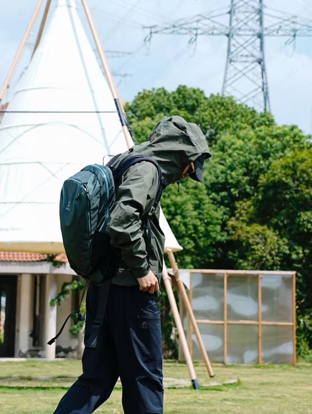 模特图# 正常薄厚 四季可穿 凯乐石 Kailas T10-M系列 户外登山徒步软壳户外 压胶无缝休闲裤 S到Xl 青岛某代工出口订单 整条裤子多处压胶工艺 很