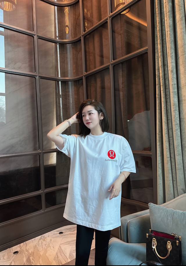 模特图# lululemon 露露乐蒙专柜同款早春系列 Lulu前后Logo印花圆领短袖T恤男女同款 定织定染纯棉240克重洗水面料 做工精细 男女同款宽松落肩