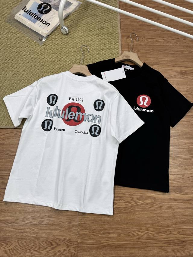 lululemon 露露乐蒙专柜同款早春系列 Lulu前后Logo印花圆领短袖T恤男女同款 定织定染纯棉240克重洗水面料 做工精细 男女同款宽松落肩版型 时尚