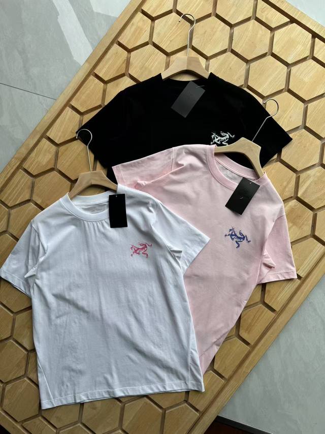 鸟 九宫格背后印花短袖T恤 女款 颜色: 粉色 白色 黑色 尺码: S-M-L-Xl 原单跟单 独一份品质 市面仿的太像也不是原版哈 今天的就是底气 最出彩的还