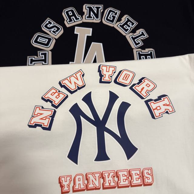 mlb洋基海外限定款美版情侣短袖来袭 必须入手 经典棒球队Logo 这可是风靡全球的时尚标志 上身瞬间变身街头潮流焦点 独特设计超吸睛 全面面料质感拉满 柔软亲