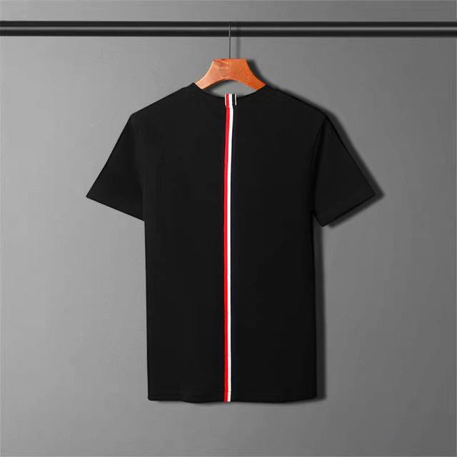 贸易正品 thom Browne 汤姆布朗背后织带T桖 款号Bln1257 官网同步开售 24Ss夏季新品 客供官方定制面料 220克60支双股100长绒棉 定