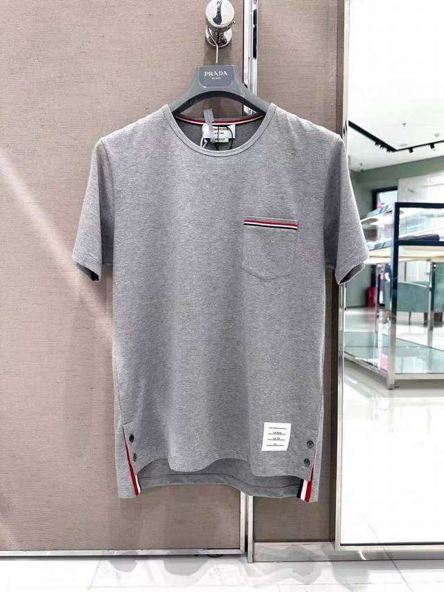 贸易正品 thom Browne 汤姆布朗口袋款T桖 款号Bln1259 官网同步开售 24Ss夏季新品 客供官方定制面料 220克60支双股长绒棉95% 氨纶