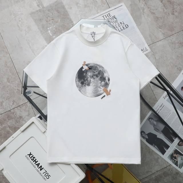 上新 纯原臻品 顶级复刻 - Loewe 罗意威 新款错位刺绣Logo休闲圆领短袖T恤 - 货号 9902 - 颜色 黑色 白色 - 购入原版开模打造 全套定制