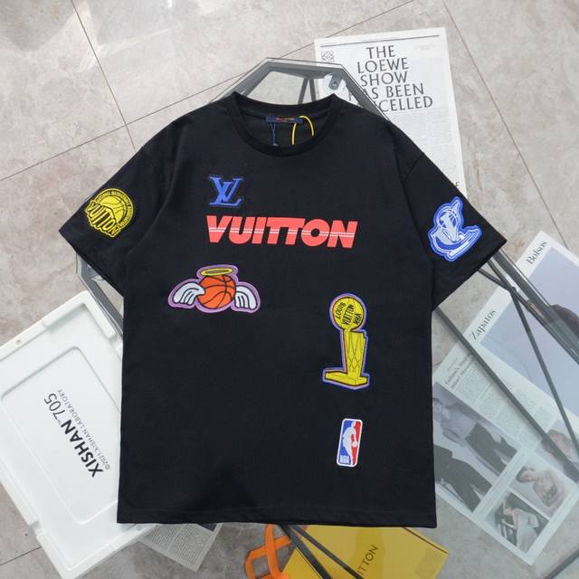 上新 纯原臻品 顶级复刻 Louis Vuitton 路易威登Lv重工款联名Nba勋章印花大刺绣圆领短袖T恤 - 颜色 黑色 白色 - 款号 000042 -