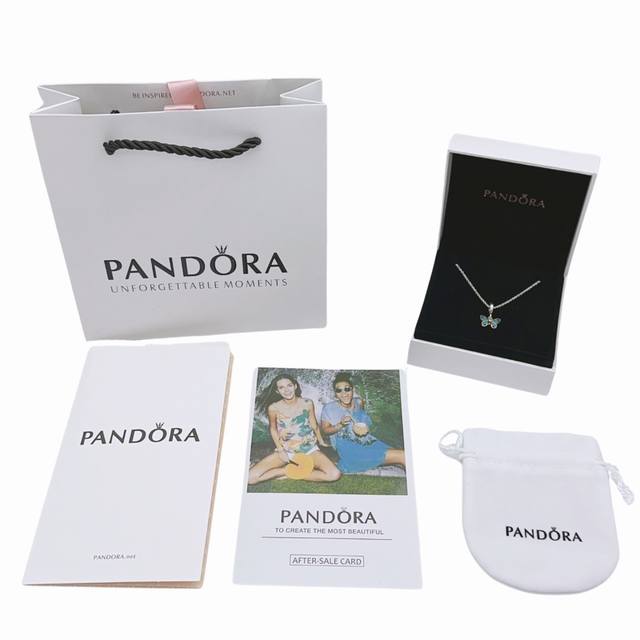 pandora潘多拉 逐梦蝴蝶项链 蝴蝶正面翅膀中间的心形部分饰有个小钻 圈口有个 刻印 背面纹路清晰有英文字母 细节精美 蓝色寓意着期待和无私的爱 蝴蝶代表蜕