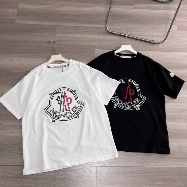moncler 蒙口两色红蓝白黑拼色立体大标刺绣标情侣款短袖T恤 moncler蒙口短袖T恤的价格p其实蛮有优势的 去过专柜的应该都知道蒙口的价格p不会比Guc