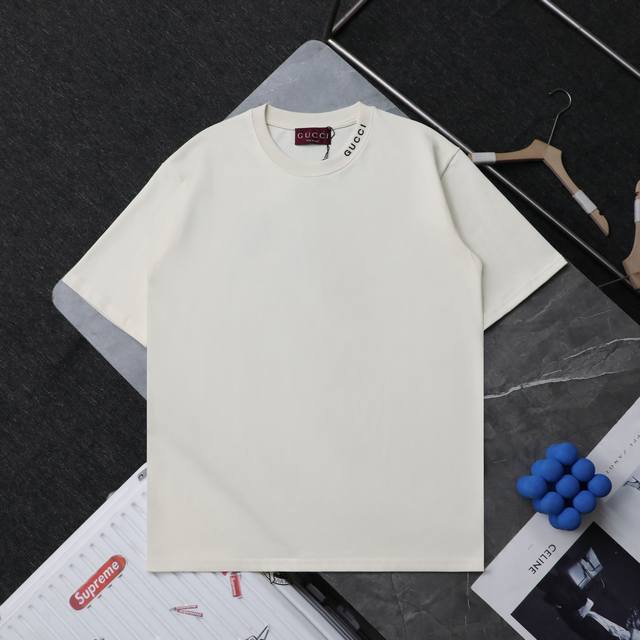 上新 顶级复刻 高端定制 - Gucci 古驰 新款领口胶印Logo休闲圆领短袖T恤 - 款号 3351 - 颜色 黑色 杏色 - 购入原版开模打造 全套定制辅