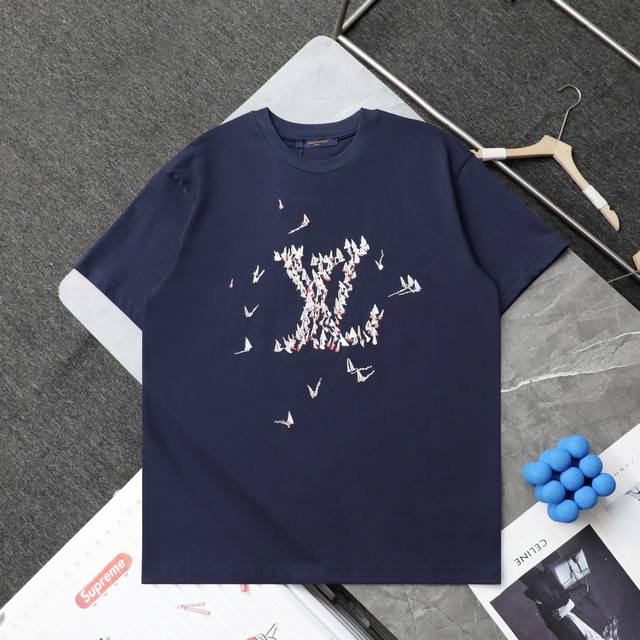 上新 顶级复刻 高端定制 - Louis Vuitton 路易威登Lv 新款胸口刺绣Logo休闲圆领短袖T恤 - 款号 3023 - 颜色 宝蓝色 - 尺码 X