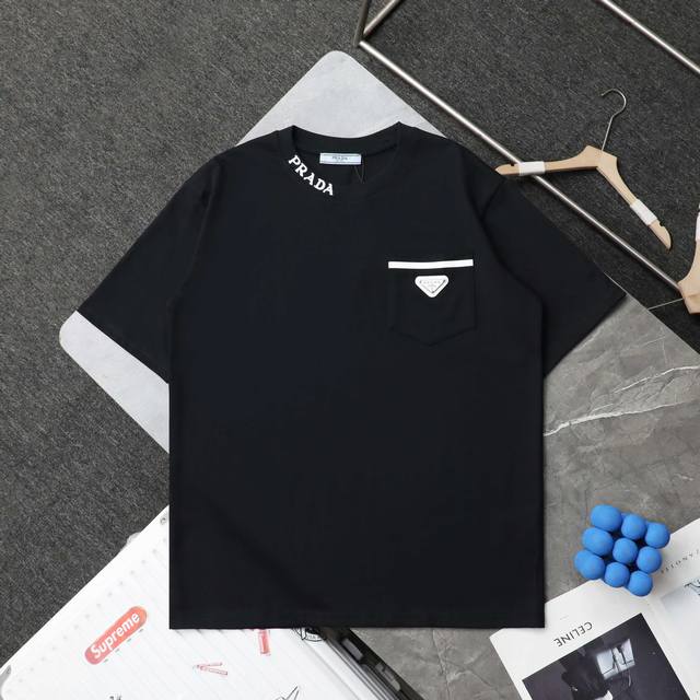 上新 顶级复刻 高端定制 - prada 普拉达 新款领口刺绣三角标口袋Logo休闲圆领短袖T恤 - 款号 3350 - 颜色 黑色 白色 - 购入原版开模打造