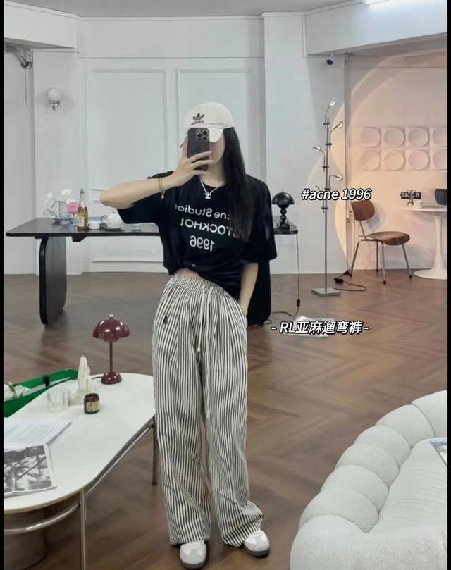 实拍图 拉夫劳伦蓝条遛弯裤 人人皆可条纹 是一条巨百搭又巨舒服的阔腿裤 搭配白色上衣 清爽又干净 拉夫黑色条纹 简约干净又帅气 没有穿搭灵感就选它 一年四季都能