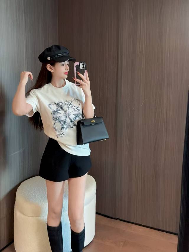 罗意威刺绣T恤女本季新款刺绣配印花 很有层次感 很特别的一款 纯棉T恤女2025款欧洲上市各大明星大咖疯抢的一款短袖 更是采用了32支新疆棉花制作 颜色 白色