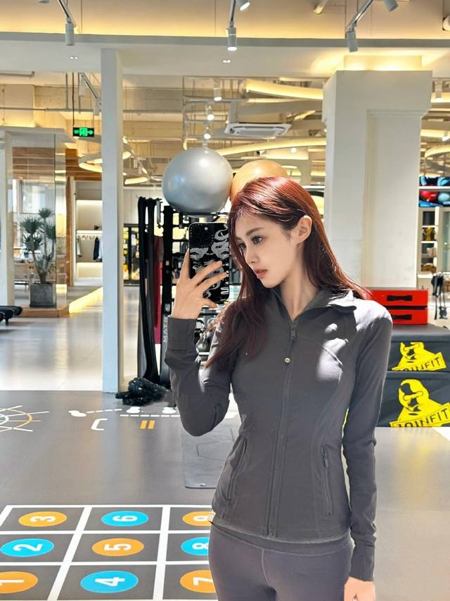 期待已久的石墨灰它来了 石墨灰模特图 -Lululemon25款