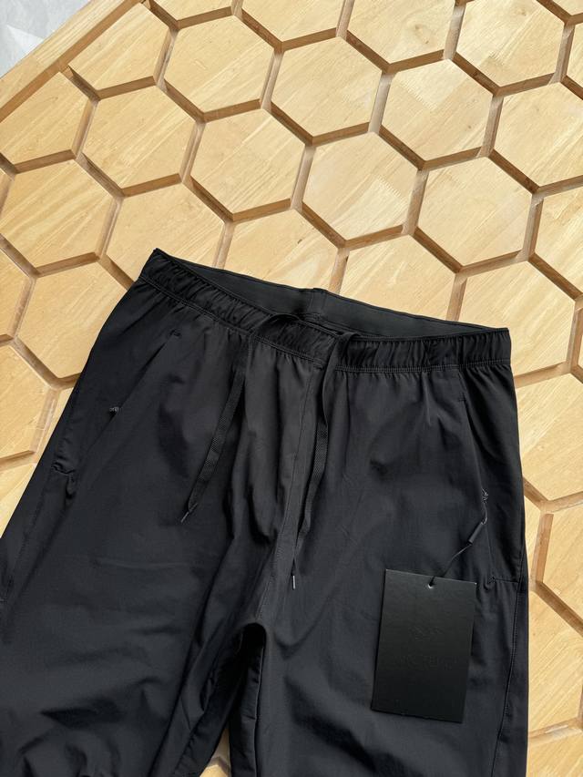Arc'teryx 始祖鸟夏季男士户外轻薄休闲长裤 一条真正的多功能冲锋好裤 值得每一个热衷户外的男士入手 简约设计 没有多余的装饰 真正的大道至简的代表作 能