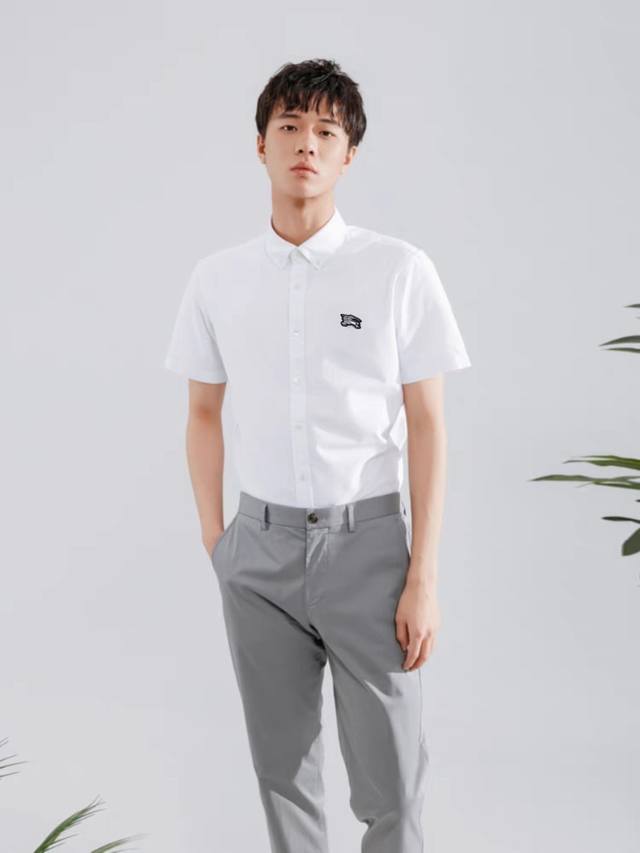 burberry 巴宝莉战马顶级丝光牛津面料 他家的最最经典衬衫系列 战马纯色牛津短袖衬衫 经典的款式每年都是爆款 做工的细节很到位 就连一个小扣子都有细节 扣