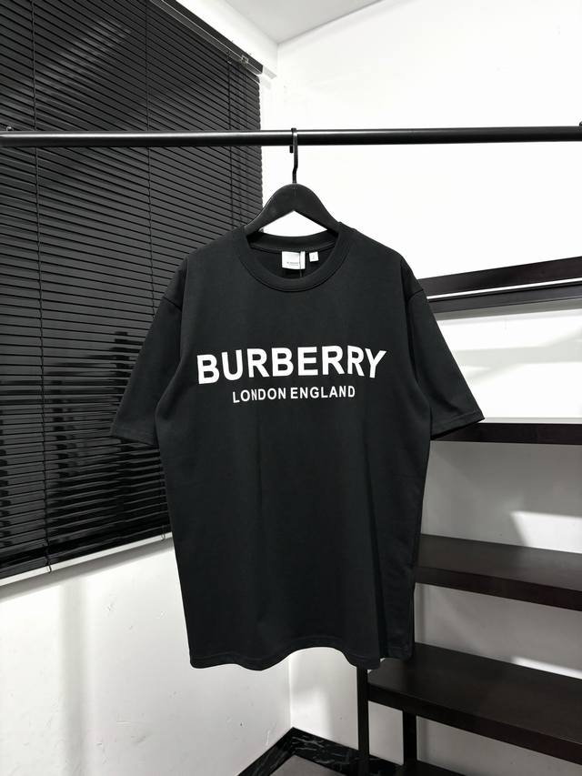 高版本 质量很好 巴宝莉Bbr胸前经典两排字母印花短袖T恤 burberry 巴宝莉新款四排字母限定伦敦系列印花圆领短袖T恤 精纺棉材质轻薄透气 上手棉感偏强