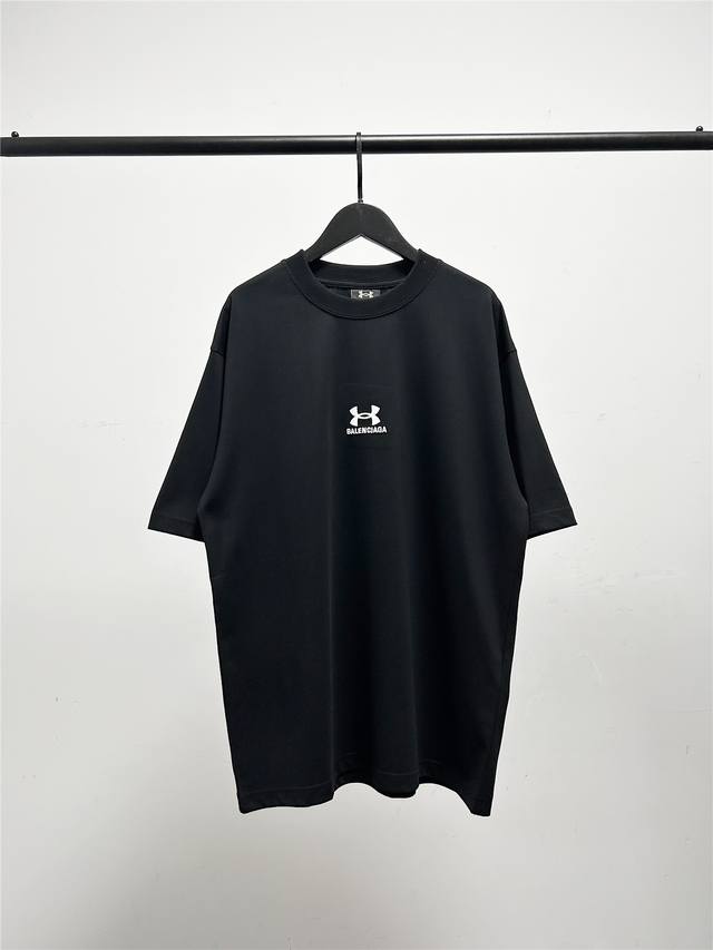 高版本 质量很好 巴黎世家 Balenciaga联名安德玛短袖T恤 此款尺码偏大 最小Xs穿到 斤左右 最大穿到200多斤 巴黎世家Balenciaga新款纪念